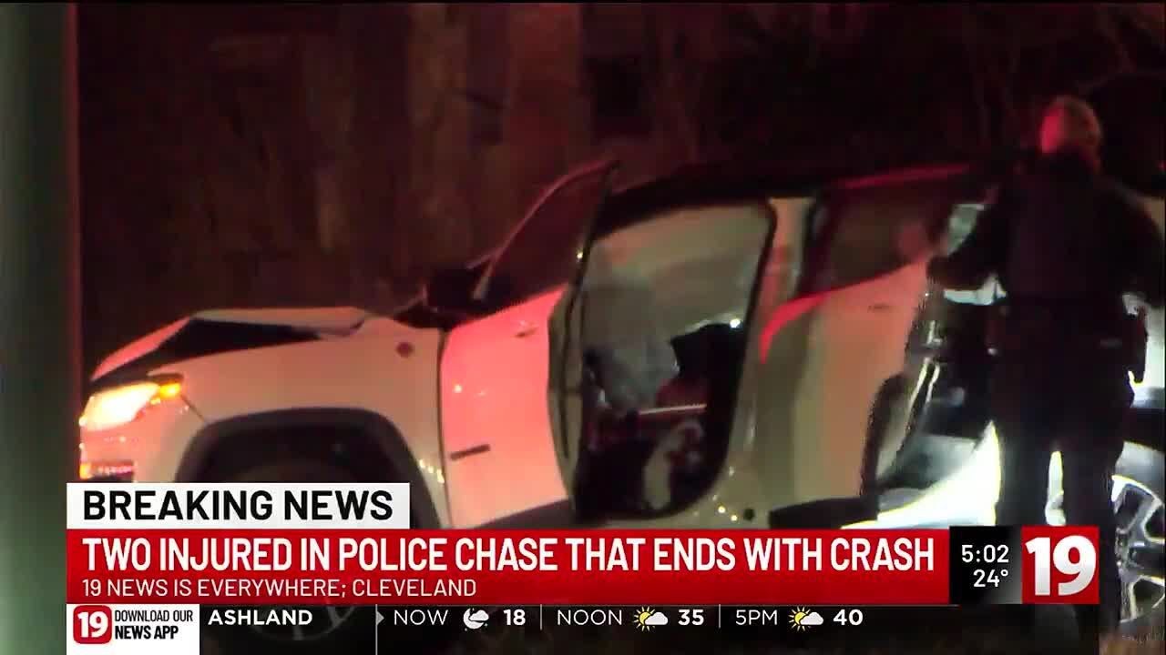 Cleveland Police chase ends in crash - YouTube