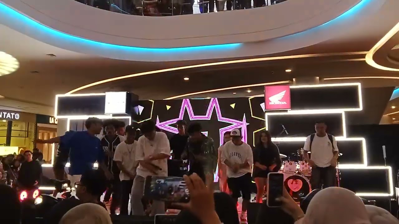 Acara regional launching motor Vario125 Honda dj dan menyanyi di center atrium gaia bm ry city mall 