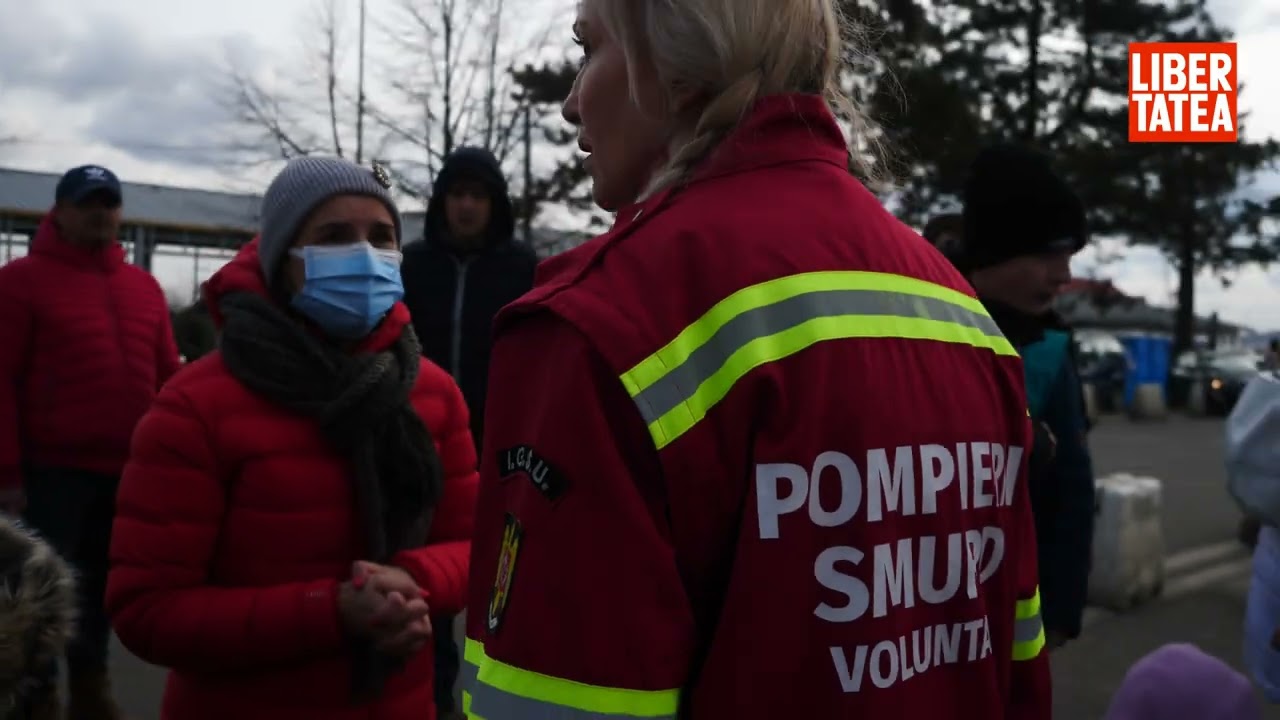 Generozitate și compasiune. Voluntarii români îi ajută pe refugiații ucraineni la Vama Siret
