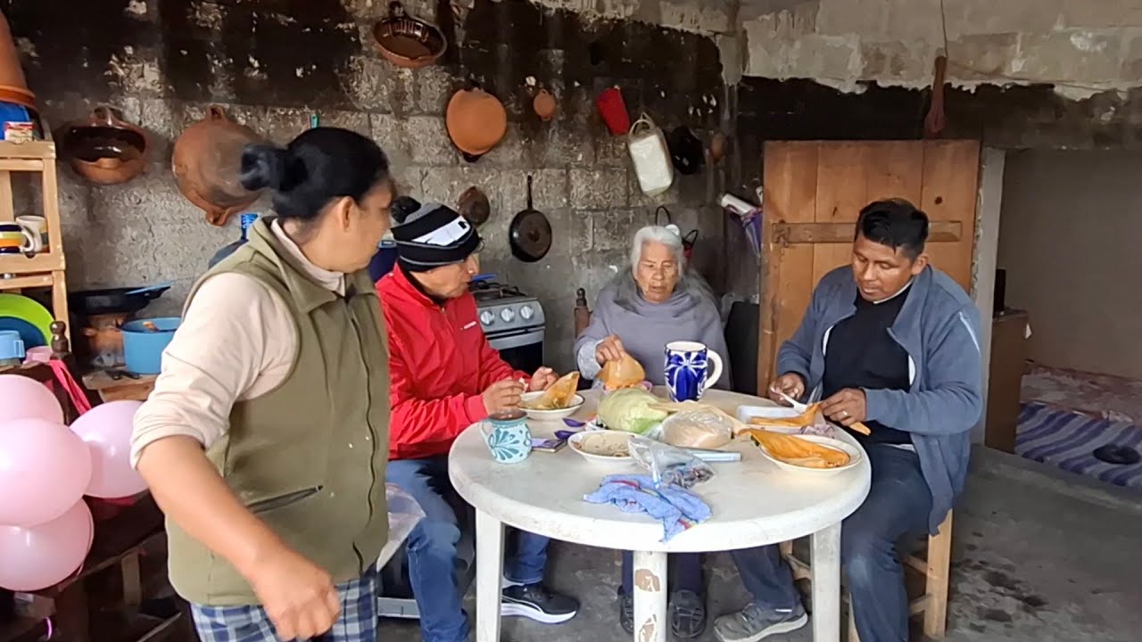 Estamos  comiendo pintos  tamales y un JARRO de atole todo bien sabroso 