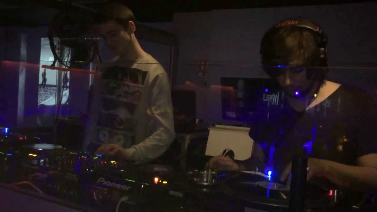 Cleymoore @ Hello - Rex Club - 19-12-2013 auf YouTube ansehen Cleymoore @ Hello - Rex Club - 19-12-2013 auf YouTube ansehen