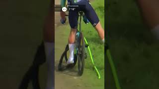 Teunissen somehow stayed upright despite his tyre and foam insert popping off the rim! Unreal 👏