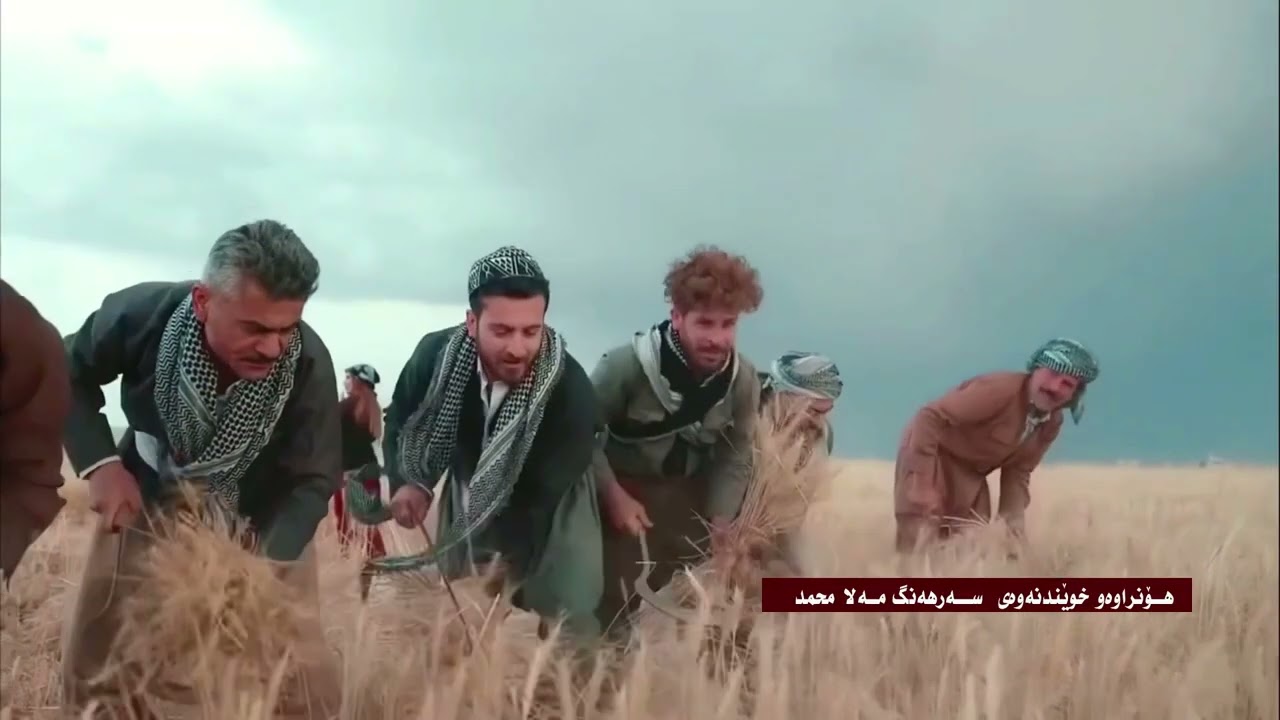 لەتەک دایکم دادەنیشتم لەکاتی نان