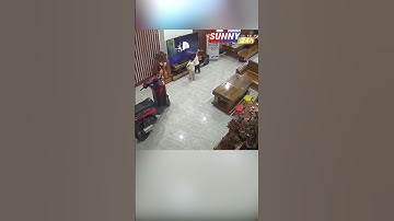 Người phụ nữ gây bức xúc khi thản nhiên đổ rác xuống dòng nước đang chảy #shorts