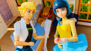 картинка: Маринетт поранилась на каникулах в лагере. Персонажи Леди Баг на отдыхе