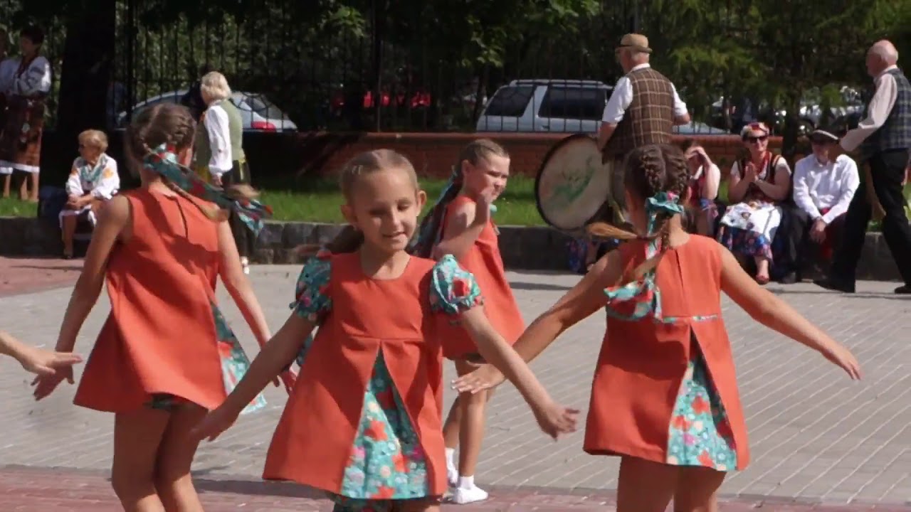 Танец с лучиками для 2 младшей группы. Парный танец на 8 марта старшая группа. Танец на 8 марта в детском саду старшая. Танец "солнышко"с лентами в младшей группе. Танец розовые щечки видео 8 марта в детском саду младшая группа.