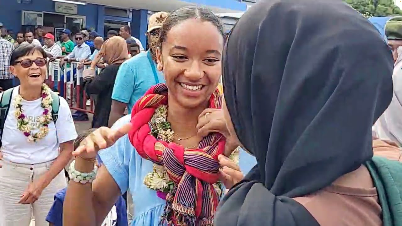 L'athlète Maesha Saadi accuilli en fanfare à l'aéroport de Hahaya