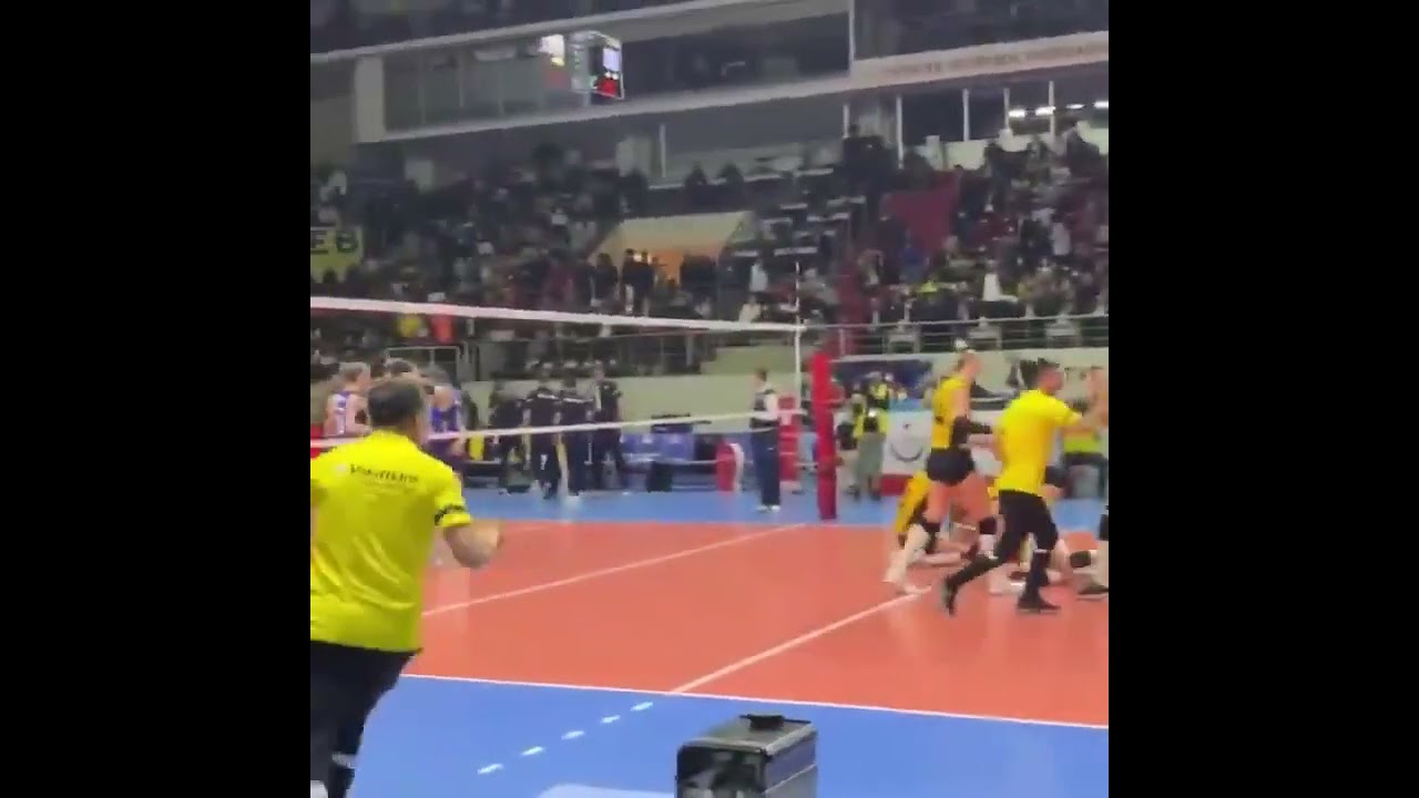 Guidetti sevinciyle sahayı turluyor.