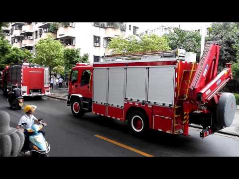 消防员在烧烤吧火警现场（2）
