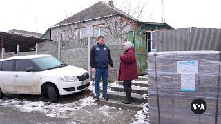 In Ukraine's Kharkiv region, aid workers risk lives to keep residents warm | VOA News