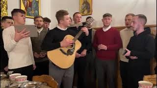 Tineri din nordul Bucovinei colindă la Mănăstirea Putna (2024)