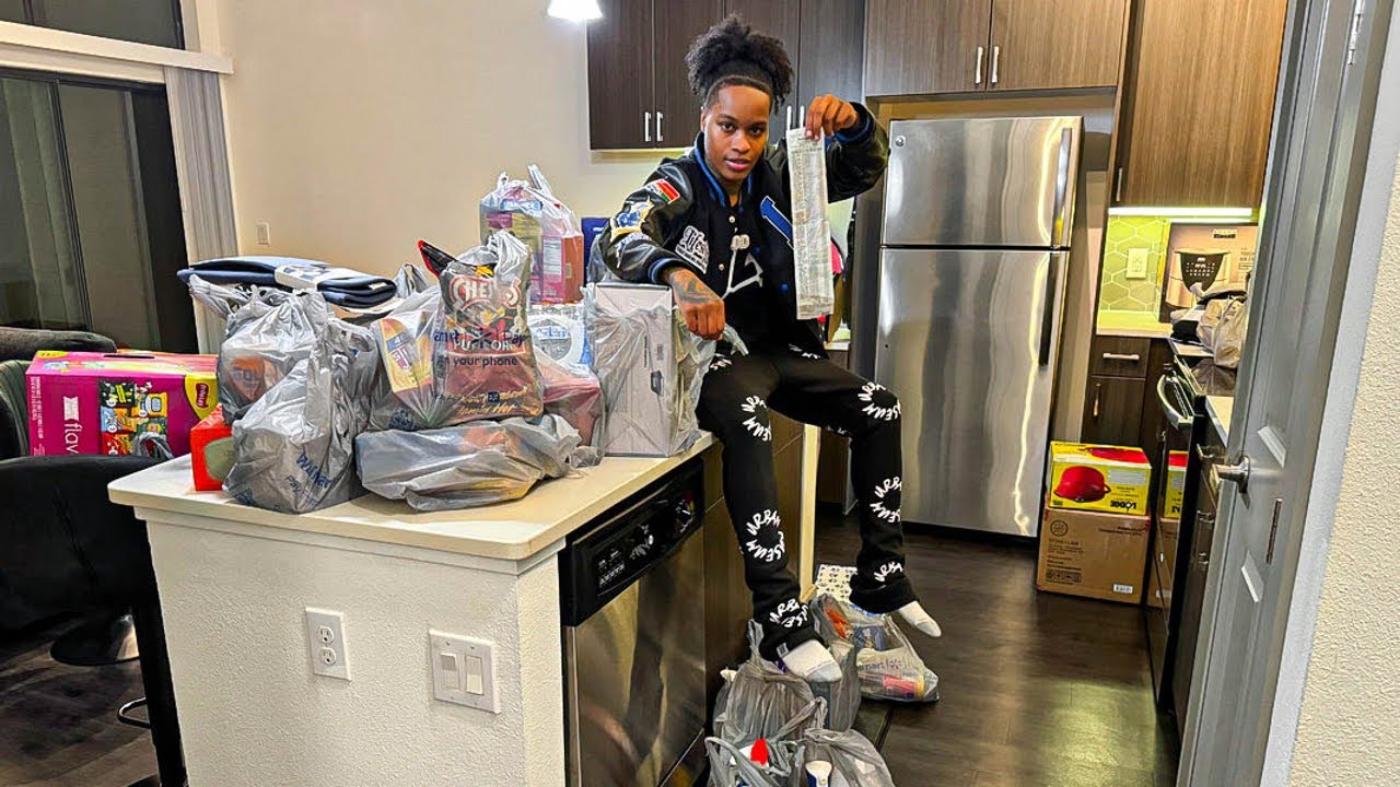 MY FIRST TIME GROCERY SHOPPING FOR MY APARTMENT!