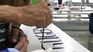 freestyle signwriting with as few strokes as possible to Mi Corazoncito.
