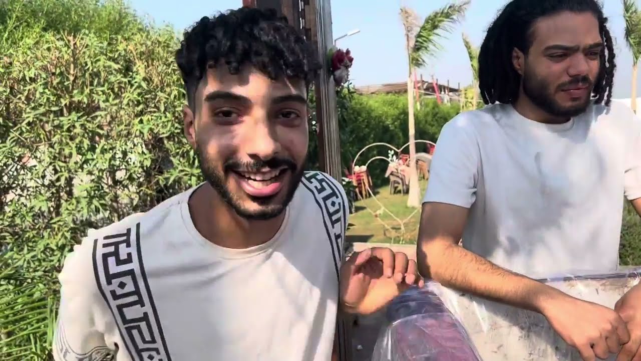 صنعت حمام سباحه داخل سياره ومليتها قروش متوحشه تحدي الموت😱