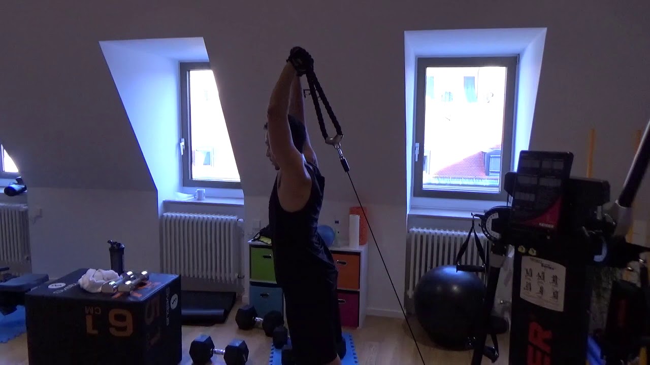 Triceps am Seilzug mit Seil überkopf