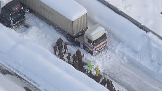 長引く立ち往生、復旧急ぐ 大雪の新潟・関越道