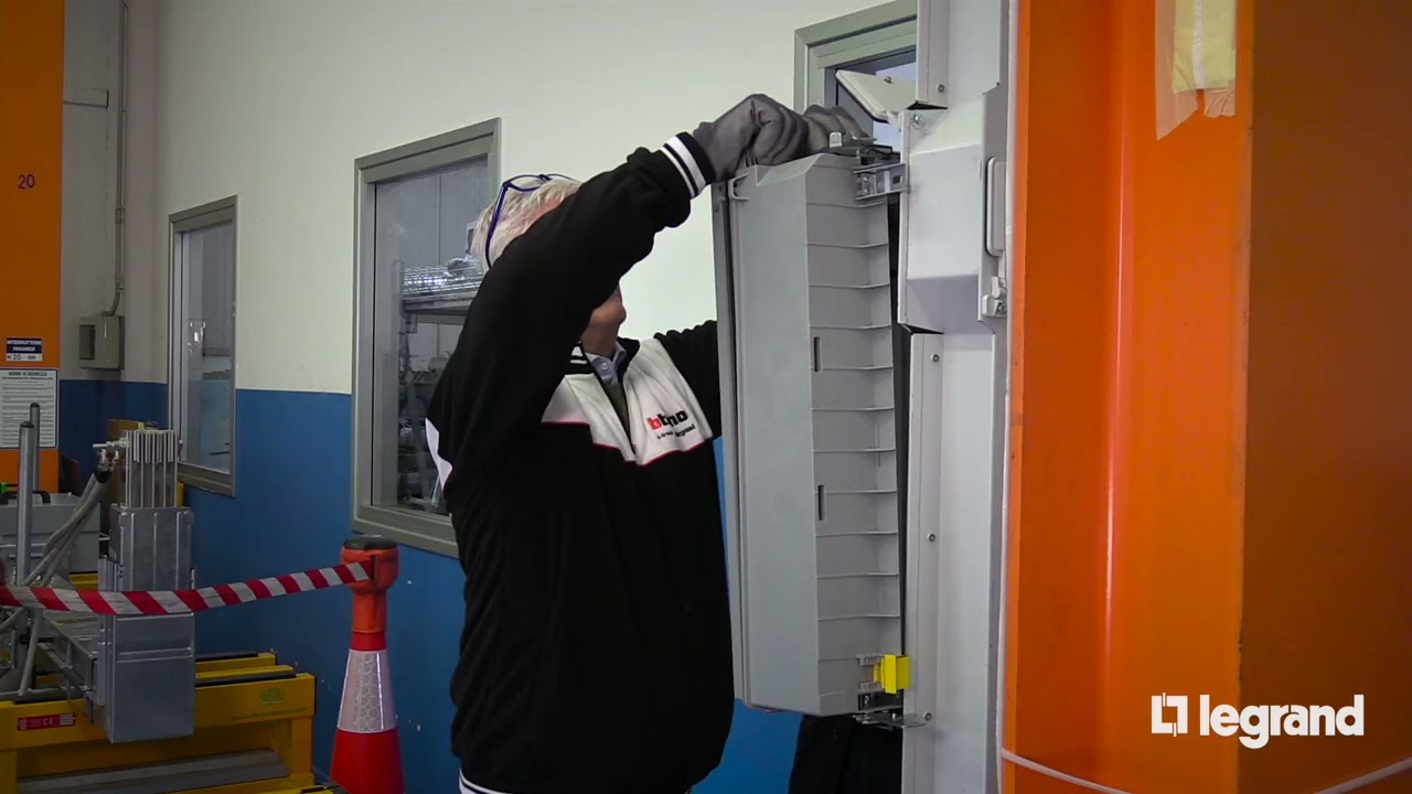 Zucchini XCP busbar. PLASTIC TAP-OFF BOX 63 - 250A on XCP vertical - Tutorial