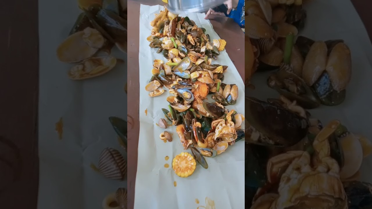 Bancakan Seafood, makan seafood rame rame di tumpahin ke meja, seafood ...