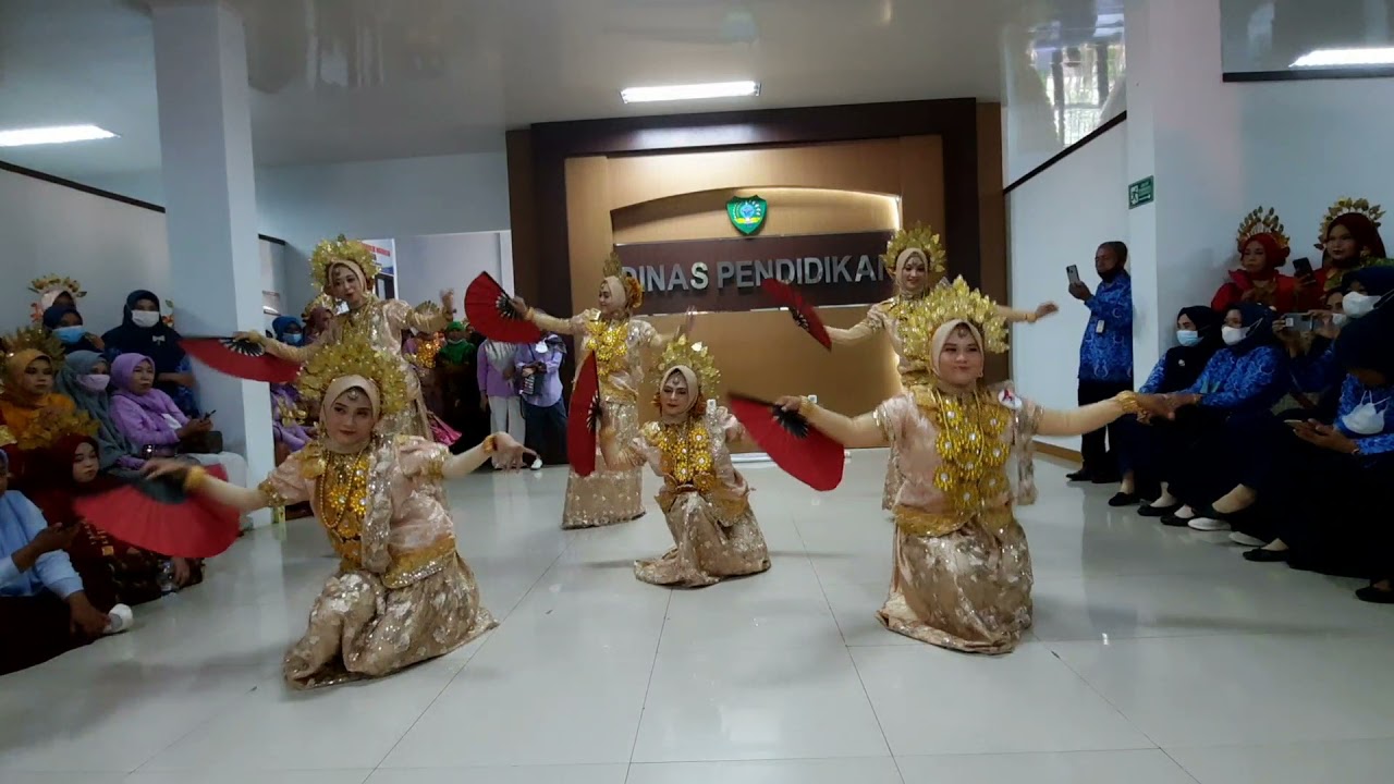 JUARA 1 Lomba Tari Angin Mamiri