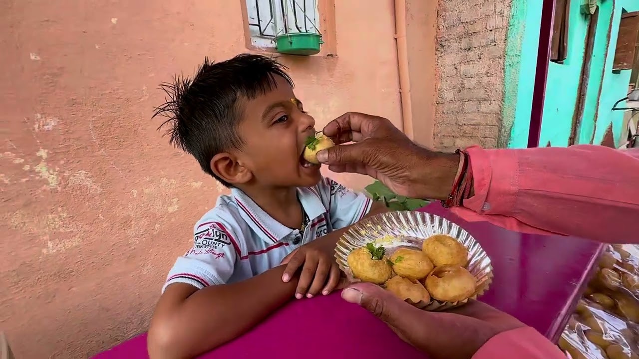 माऊली पाणीपुरी खायला गावात गेला | पाणीपुरी खाऊन माऊली खूष 🫢