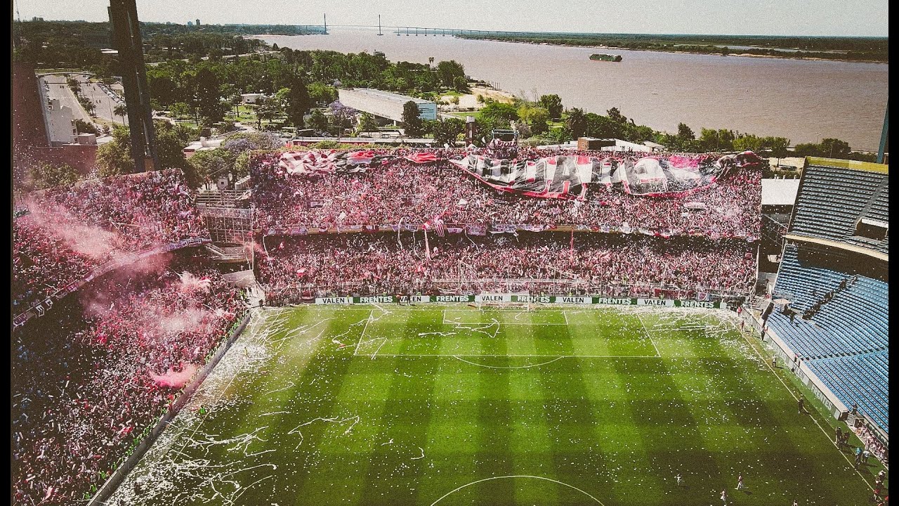 Hinchada de San Martín de Tucumán en Rosario durante la final -  Aldosivi de Mar del Plata