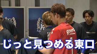 Tシャツをじっくり見る東口。サポーターの想いを馳せて試合に臨みます。【切り抜き】