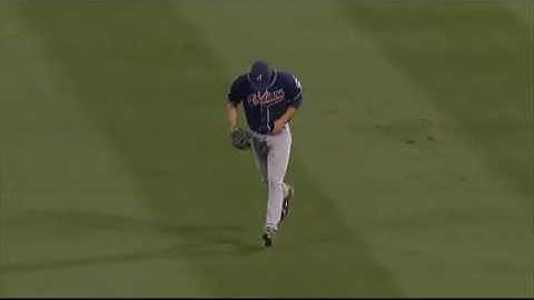 CLE@BAL: Sizemore makes a diving catch in center