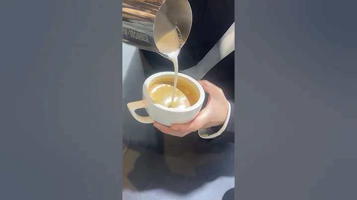 This guy is the World Champion of making lion lattes 🦁☕️ With @sense5201314