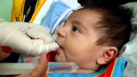 Como dar leite para o bebê na seringa?