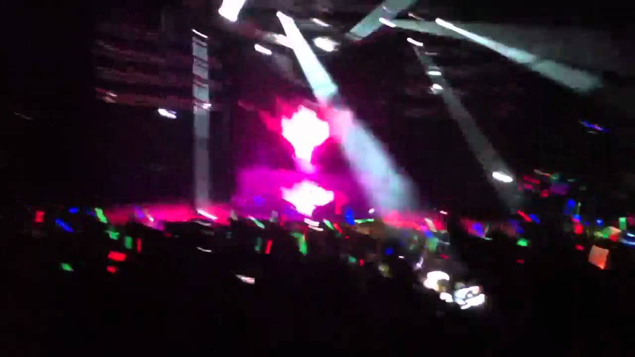 Avicii playing Levels vs. Somebody That I Used To Know at Sweetlife