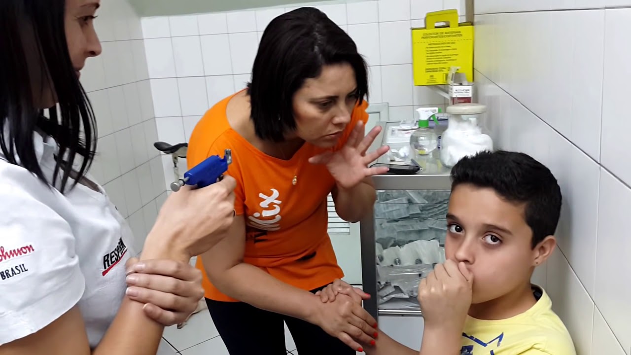 Macho pra caramba!!! Furando a orelha.kkkkkk