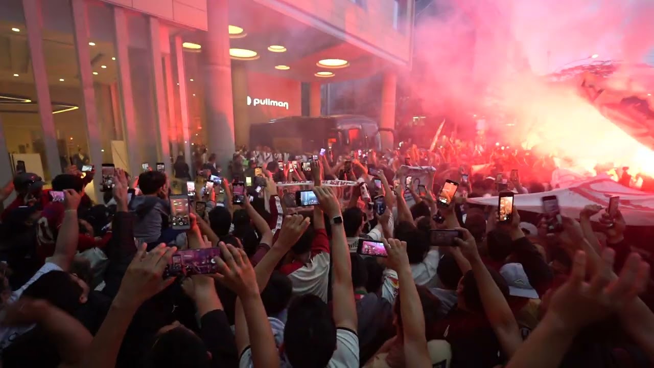 22/07/2023 | Banderazo Crema en las afueras del Hotel Pullman previo al Clásico