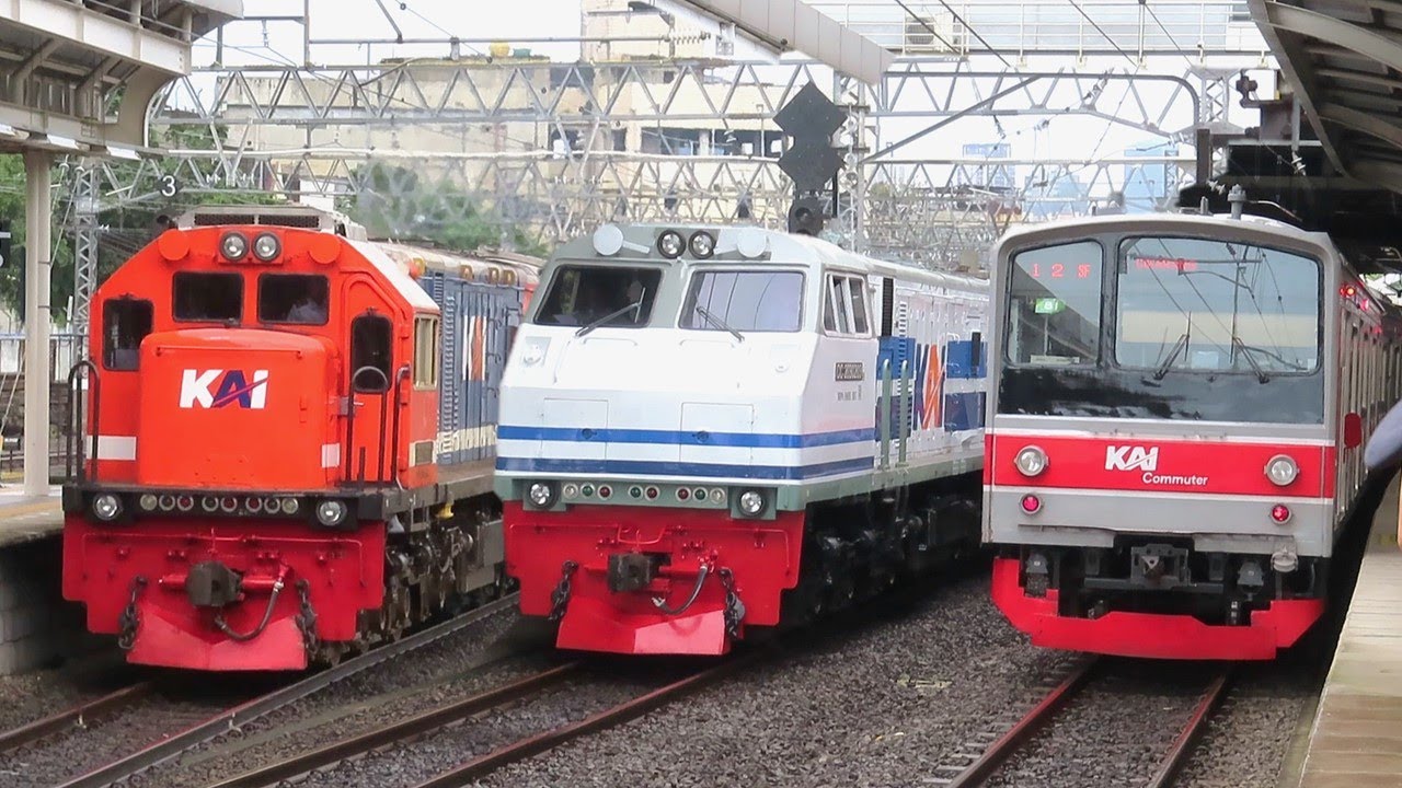 KERETA API ELIT ‼️ PASUKAN KERETA API PAGI PADATI STASIUN TERSIBUK JAKARTA, Lokomotif Livery RnB WNB