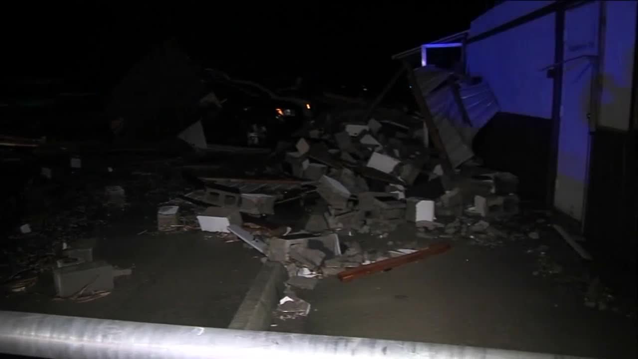 At least 2 dead after tornado reports in Sullivan, Indiana - YouTube