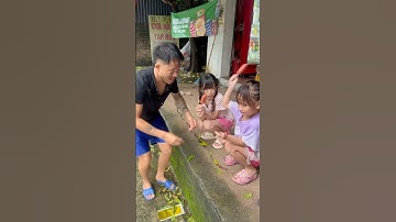 Tội nghiệp chồng khờ đổi ve chai được 2 cây xúc xích cho cháu nhưng lại bị cháu đối xử như này