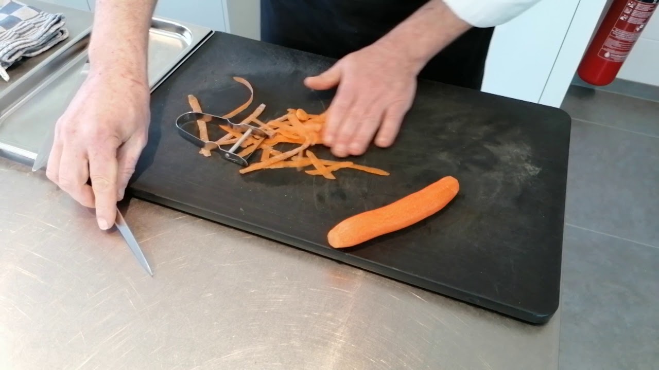 wortel schillen & in mirepoix versnijden