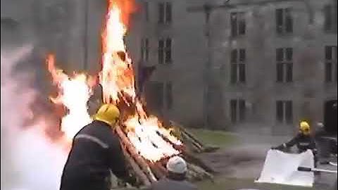 (41) Actor performs stunning fire scene