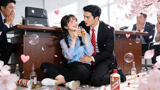 Selama 25 tahun CEO tak pernah jatuh hati, sampai lihat gadis mabuk di kantor! Dia terpikat!