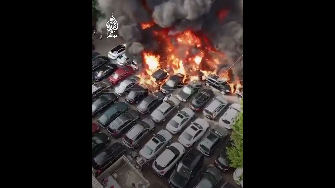 اشتعال النيران في عدد من السيارات جراء حريق مولد كهربائي في موقف للسيارات بشارع الحمرا وسط بيروت