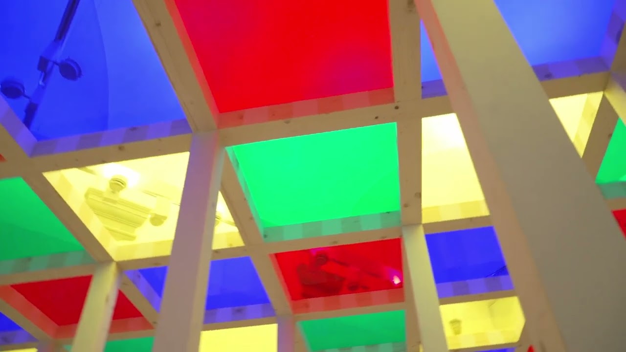 Le coloratissime installazioni di Daniel Buren a Pistoia nella mostra 