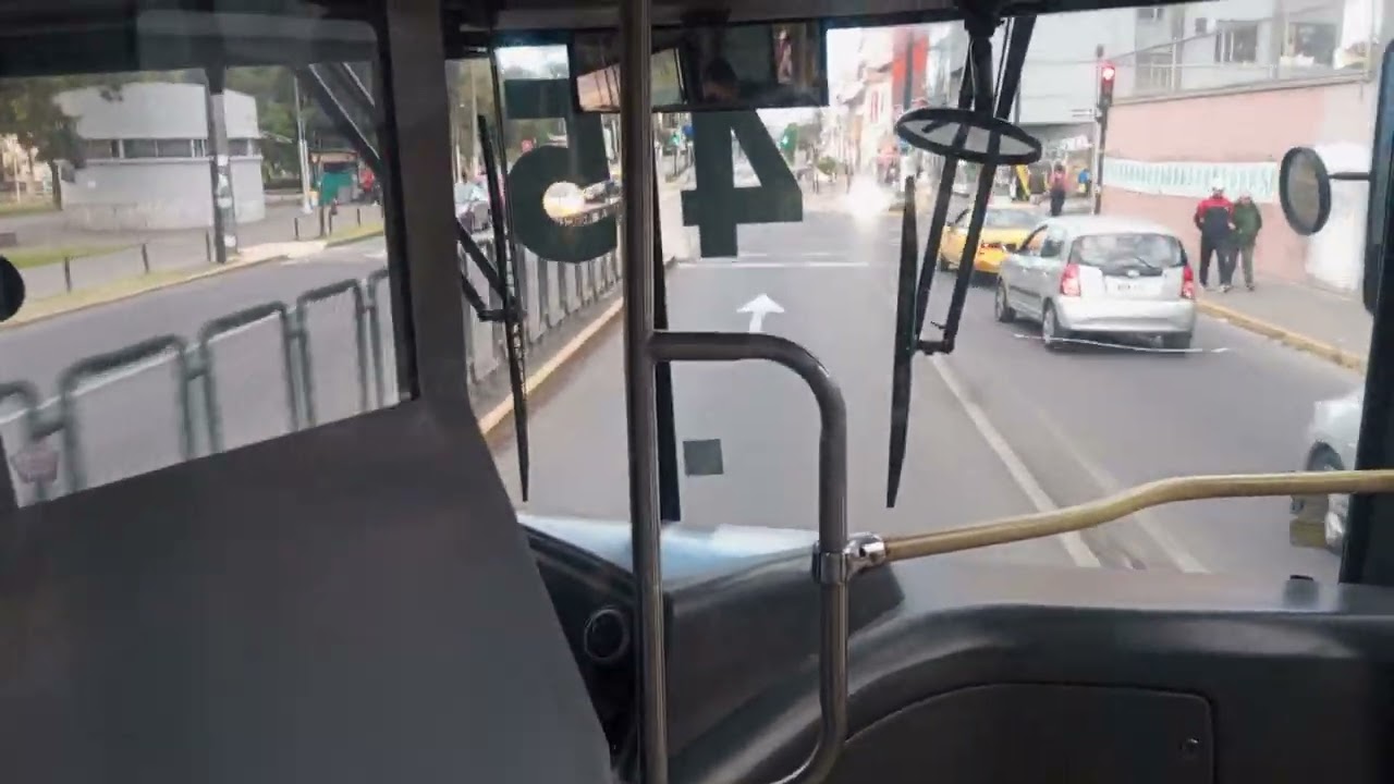 viajando del sur hacia el Norte en Ecovia Quito Pichincha Ecuador..