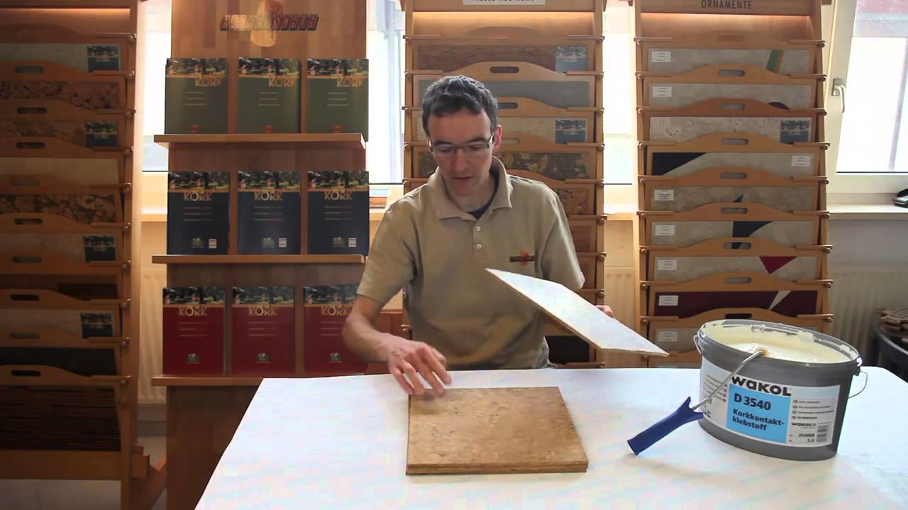 Нанесение  клея Wakol D 3540 на клеевую пробку