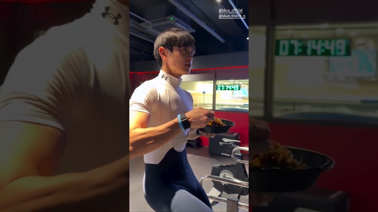 Minho proving that balance is key.Multitasking level: Minho 😎 Eating jajangmyeon while training