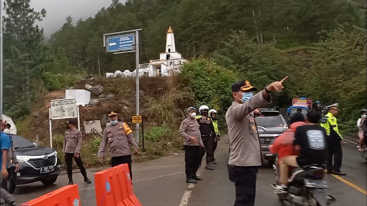 POLRES SAMOSIR SIAGA MEMANTAU ARUS KELUAR MASUK KENDARAAN YG DIPIMPIN LANGSUNG AKBP JOSUA TAMPUBOLON