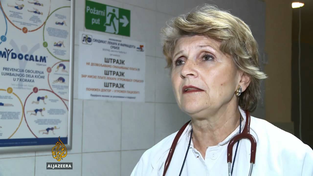 أطباء في صربيا يضربون عن العمل احتجاجاً على انخفاض رواتبهم - قناة الجزيرة البلقان