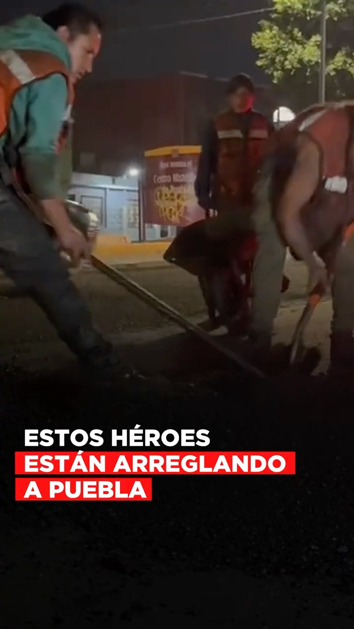 Los héroes de Puebla que tapan baches mientras tú duermes