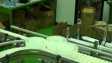 Slat conveyor round product singularisation