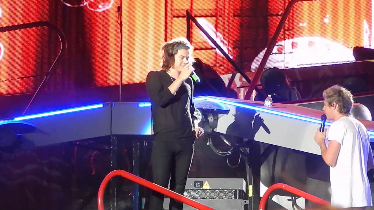 One Direction singing I Want at wwa