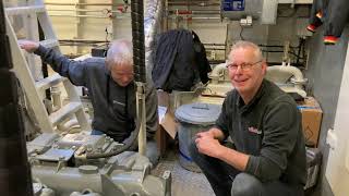 #28 Motoronderhoud MAN, techniek, grappenmaker, vakwerk, lessenaar en mannenpraat in de machinekamer