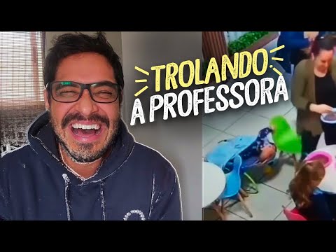 Aluno puxa a cadeira da professora no meio da sala. REACT | Diogo Almeida